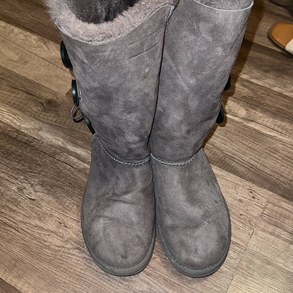 UGGS BAILEY BUTTON TRIPLET ll - Picture 2 of 5